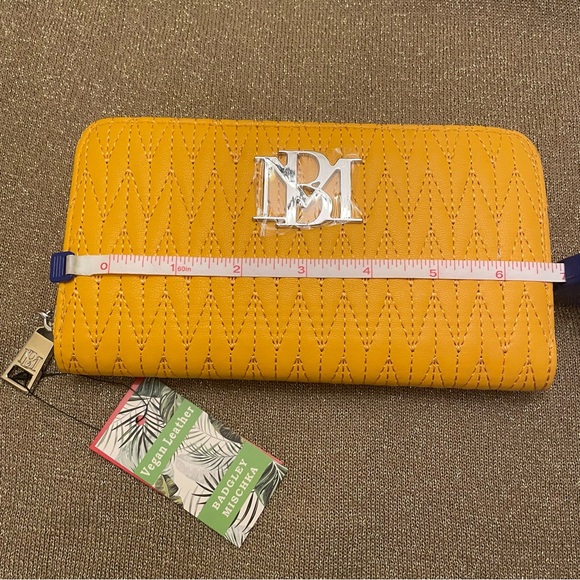 Badgley Mischka vegan leather wallet retail $49 - Picture 4 of 5
